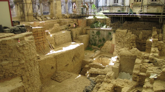 …..поразмышлять над остатками построек, раскопанных археологами во внутреннем дворике собора