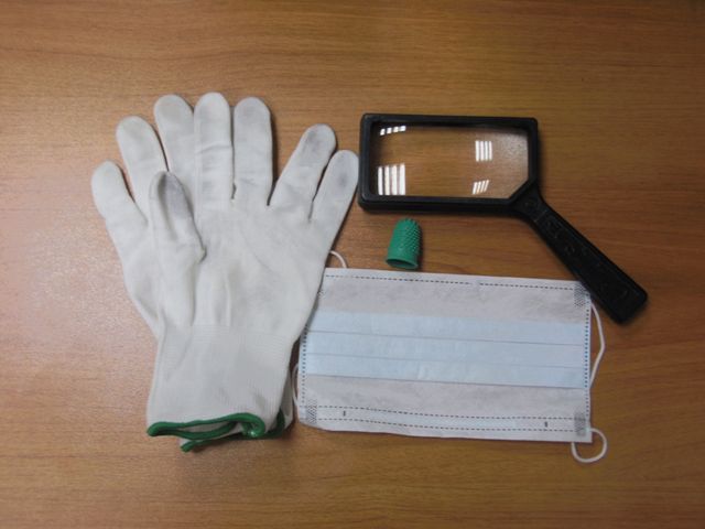 перчатки, защитная повязка, резиновый напальчник, лупа