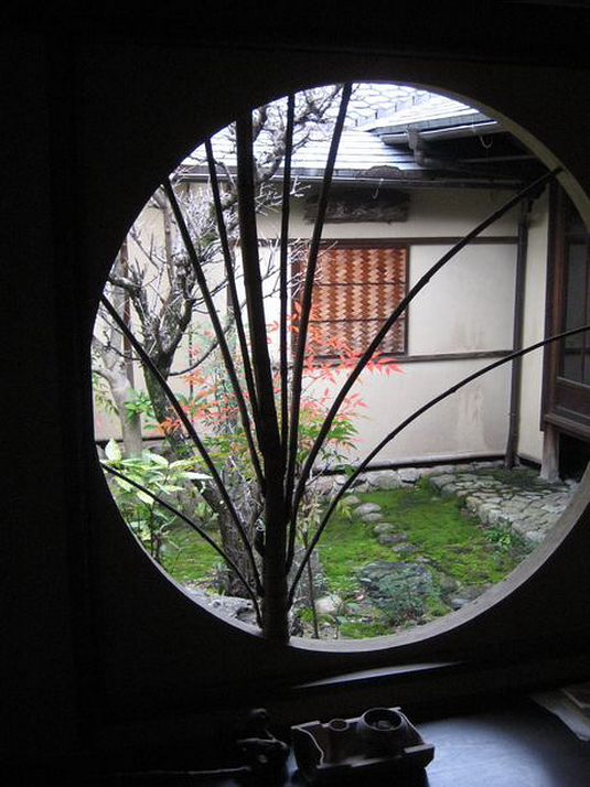 Ямамото Сюнкё. Круглое окно