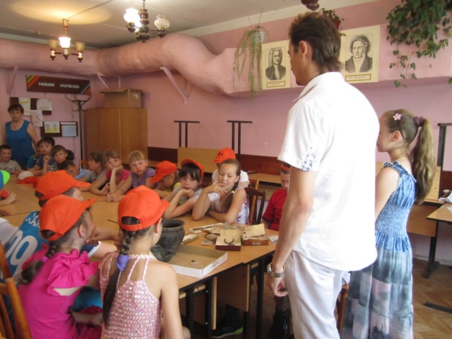 Археологи в гостях у  ребят из летнего лагеря при школе №18 в г. Заволжье