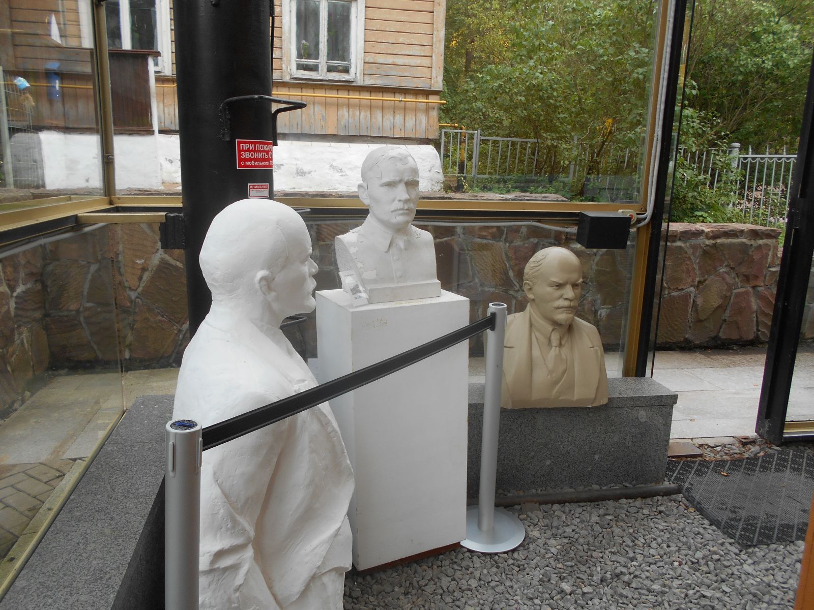 Скульптурные портреты, среди которых помимо В.И. Ленина бюст Н.А. Емельянова