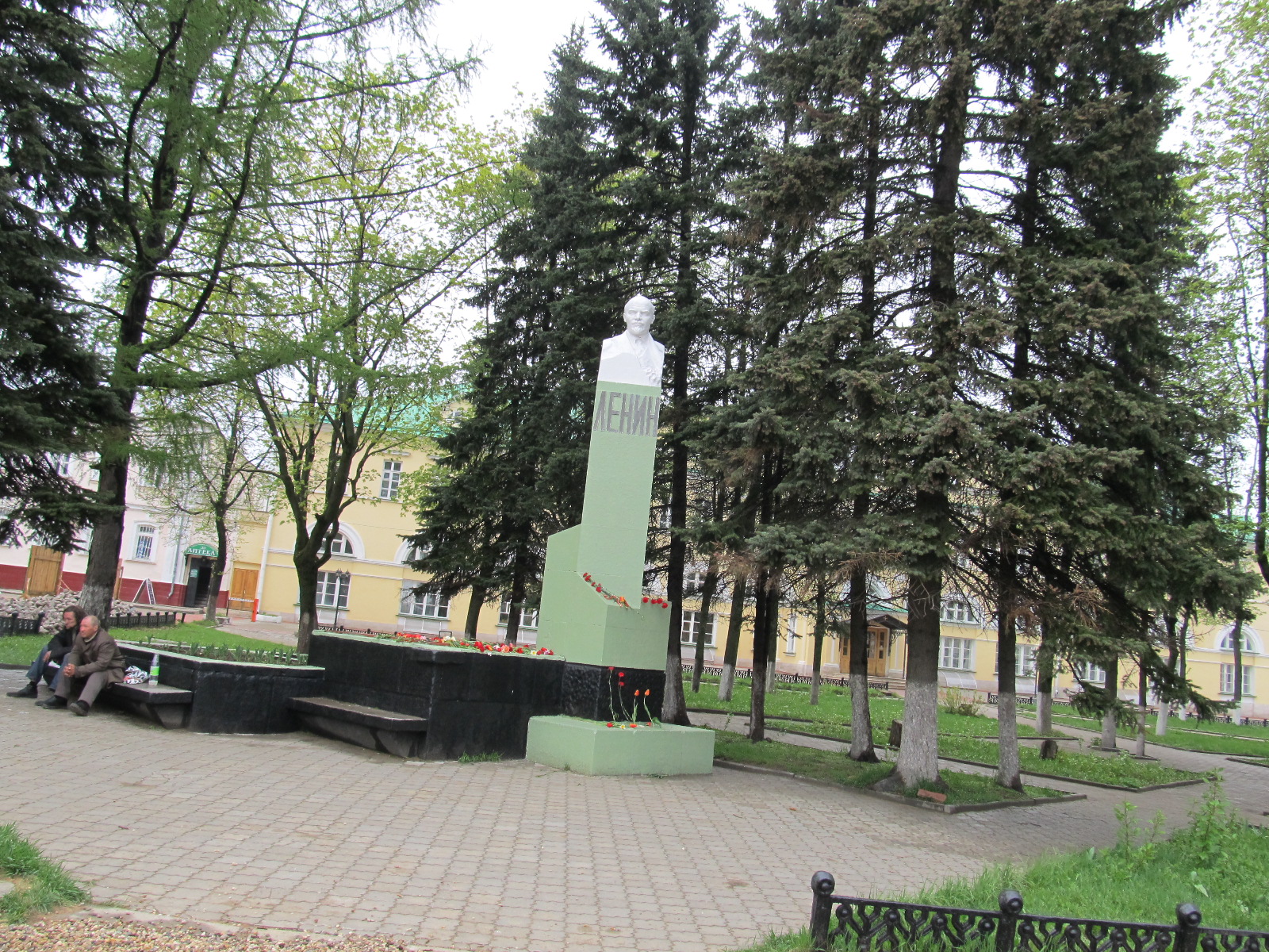Московская область, Сергиев Посад. Памятник В.И. Ленину в сквере на центральной площади