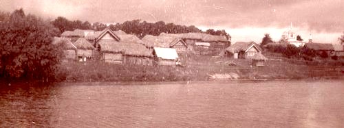 Старинское. Вид на село со стороны пруда. Справа – Казанская и Скорбященская церкви. Фото ок. 1905 г. 