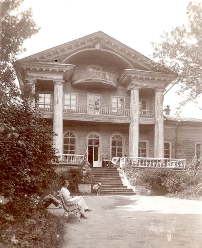 Южный фасад главного усадебного дома. Фото 1915 г.