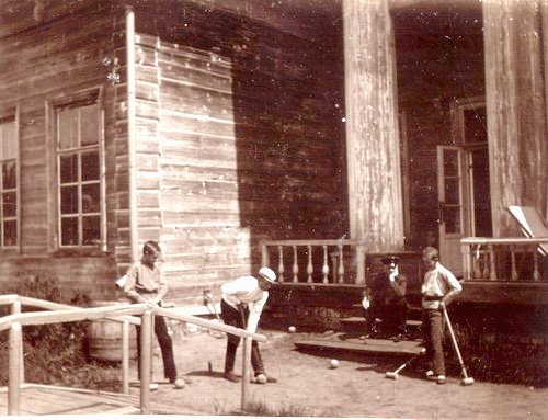 Игра в крокет перед домом. Фото 1914 г.