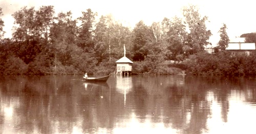 На пруду. Фото 1915 г.