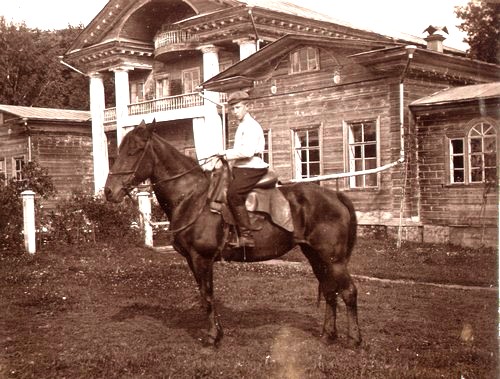 Перед домом на коне. Фото 1915 г. 
