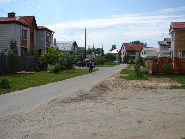 Заасфальтированная проезжая часть ул. Загородная в коттеджном поселке. Вид с востока