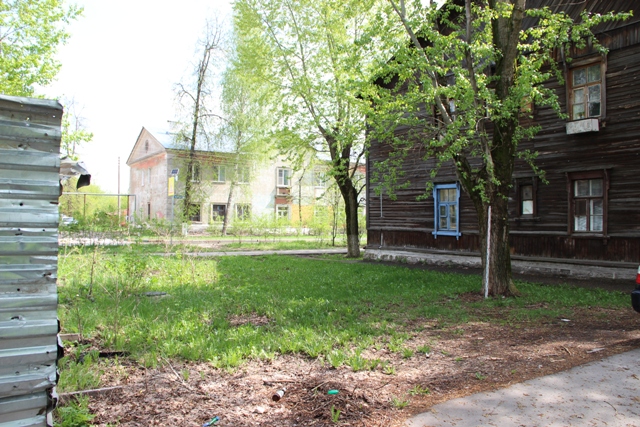 Задернованная площадка между домами № 28 и 30 по ул. Героя Давыдова. Вид с северо-запада