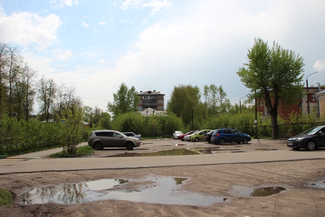 Асфальтированная парковка на месте снесенного здания. Вид с севера