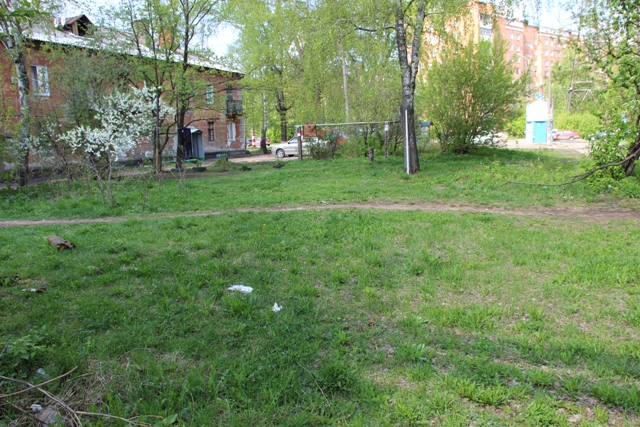 Незастроенная задернованная площадка на внутридворовой территории около дома № 21 по ул. Героя Давыдова. Вид с юго-востока