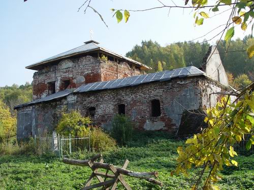 На территории ансамбля Амвросиева Дудина монастыря уничтожены остатки колокольни 16 века...