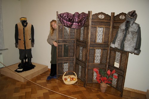 До 14 декабря в Доме Рукавишникова открыта выставка «По одежке встречают»