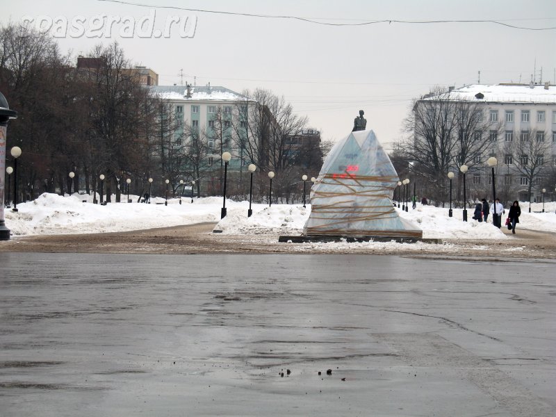 Монтаж «Олимпийских часов» на пл. Горького в Нижнем Новгороде. Январь 2013 г. Фото предоставлено общественным движением «СпасГрад»
